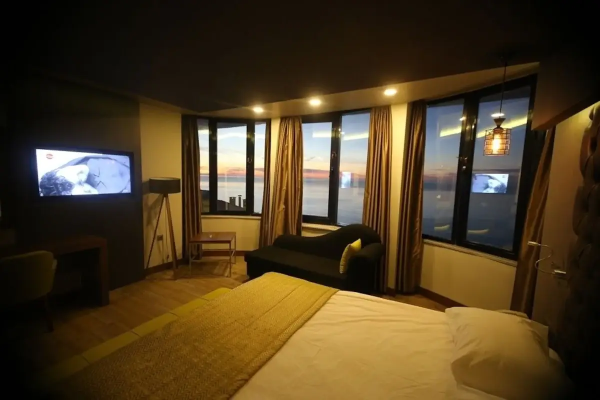 Peronti Hotel geniş yataklı deniz manzaralı oda
